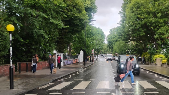 caminando por la mitica  abbey road de londres