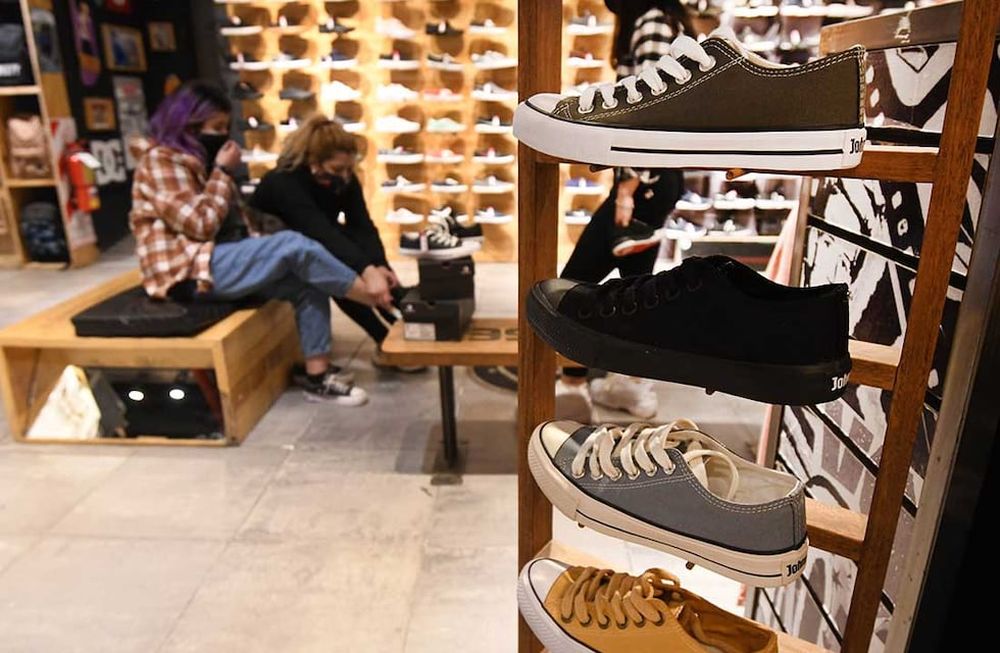 Los empleados de comercio reclaman una recomposición de alrededor de 10 puntos sobre el acuerdo cerrado a principio de año. /Foto :José Gutierrez / Los Andes