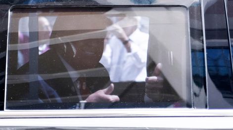 El expresidente de los Estados Unidos, Donald Trump, saluda cuando sale del Palacio de Justicia de los Estados Unidos Wilkie D. Ferguson en su caravana después de comparecer ante un juez para declararse no culpable de cargos federales en Miami, Florida, EE. UU. Foto: EFE/EPA/CHRISTINA MENDENHALL