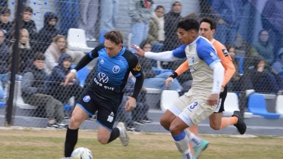 Un discreto partido sostuvieron Ciudad de Bolívar y Godoy Cruz. El triunfo fue para la oncena bonaerense por 3 a 1. Jugó mejor El Tomba y mereció más.