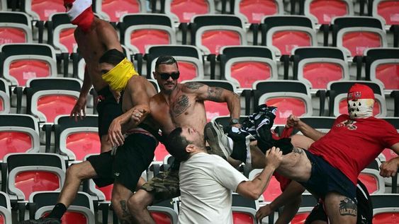 Graves incidentes entre ultras de Niza y Colonia. Tanto en las inmediaciones del estadio como en las tribunas, hinchas franceses y alemanes se cruzaron. / Gentileza.