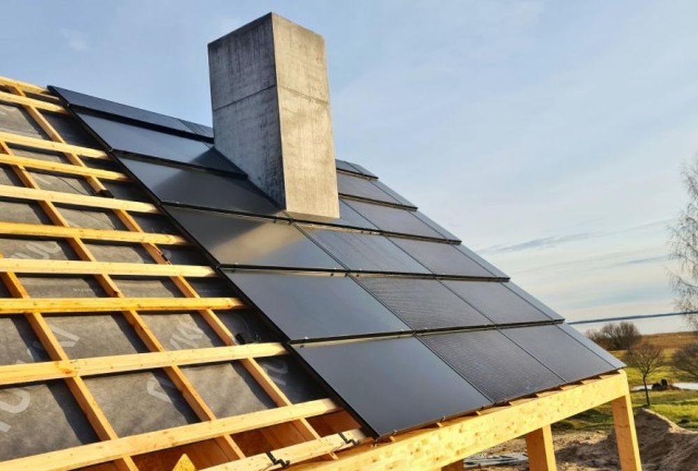Innovación. Construcción de módulos solares integrados al techo de una vivienda tradicional.