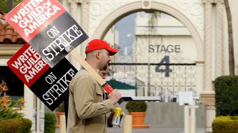 ARCHIVO – Guionistas de televisión y cine se manifiestan afuera de los estudios de Paramount el 23 de enero de 2008 en Los Angeles. En un correo electrónico enviado el lunes 17 de abril de 2023, el comité de negociación del Sindicato de Guionistas de América (WGA por sus siglas en inglés) informó que casi el 98% de los votantes dijo que sí a la autorización de la huelga y cerca del 79% de los miembros del sindicato participó en la votación. La vez anterior que el sindicato se fue a huelga fue en 2007. La fecha límite para las negociaciones es el 1 de mayo. (Foto AP/Kevork Djansezian, archivo)
