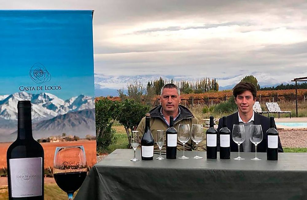 Facundo Di Paola es uno de los enólogos jóvenes de Mendoza y perteneciente a una familia con larga trayectoria vitivinícola en Argentina.