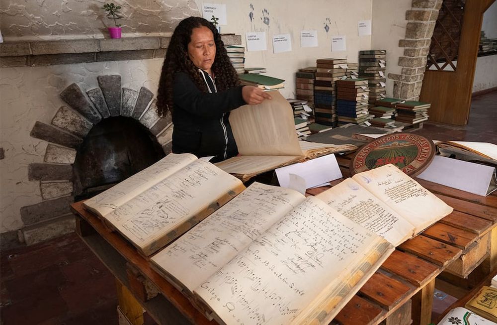 Puesta en Valor, Bodega ArizuLa junta de Estudios Históricos de Godoy Cruz ganó el proyecto Rescate y puesta en valor del archivo de la antigua Bodega Arizu 1890 - 1990. Este premio destina fondos para el rescate, restauración y digitalización de todos los documentos encontrados en la Bodega.  Veronica Tello es una de las personas encargadas de clasificar los documentos encontrados   Foto: Ignacio Blanco / Los Andes