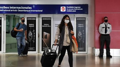 Los Andes | Pasajeros que llegaron a Ezeiza desde Reino Unido