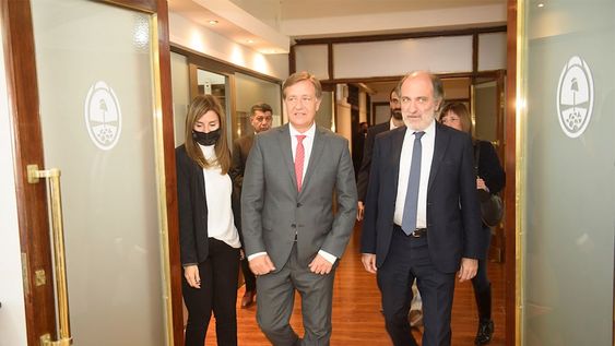 El Gobernador Rodolfo Suarez junto a Eduardo Hecker presidente  de Banco Nación. El banco seguirá siendo el agente financiero de la provincia.