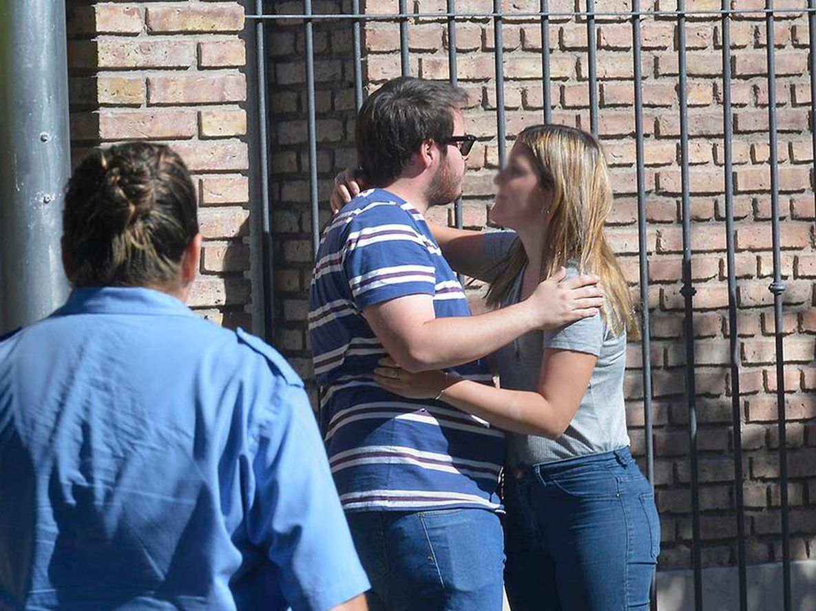 Lucio Hisa consternado y siendo contenido por una familiar, a pocas horas del asesinato de su madre. / Foto: Orlando Pelichotti/Archivo/Los Andes