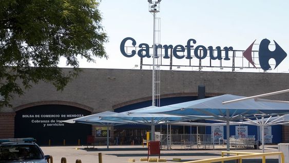 Carrefour -  Marcelo Rolland / Archivo Los Andes
