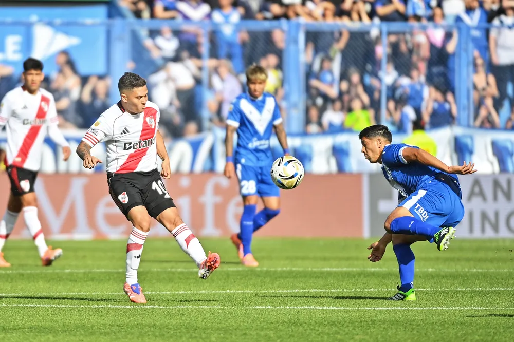 Juan Fernando Quintero comenzó en buen nivel y luego se fue perdiendo en la intrascendencia de su propio equipo.&nbsp;