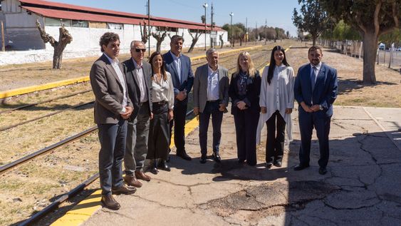 El gobernador Alfredo Cornejo junto a intendentes de la zona Este en el anuncio de la licitación del Tren de Cercanías.&nbsp;