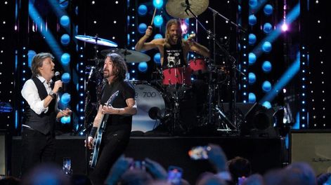Paul McCartney, Dave Grohl y Taylor Hawkins, cuando el exBeatle introdujo a Foo Fighters en el Salón de la Fama del Rock & Roll. (https://fox8.com/)