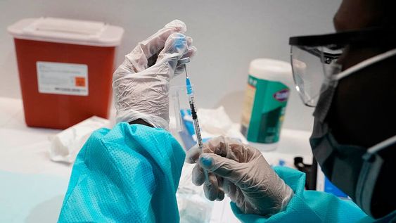 Una enfermera llena una jeringa con una vacuna de Pfizer contra el COVID-19 en un centro de vacunación instalado en el Museo Americano de Historia Natural, en Nueva York. / Gentileza