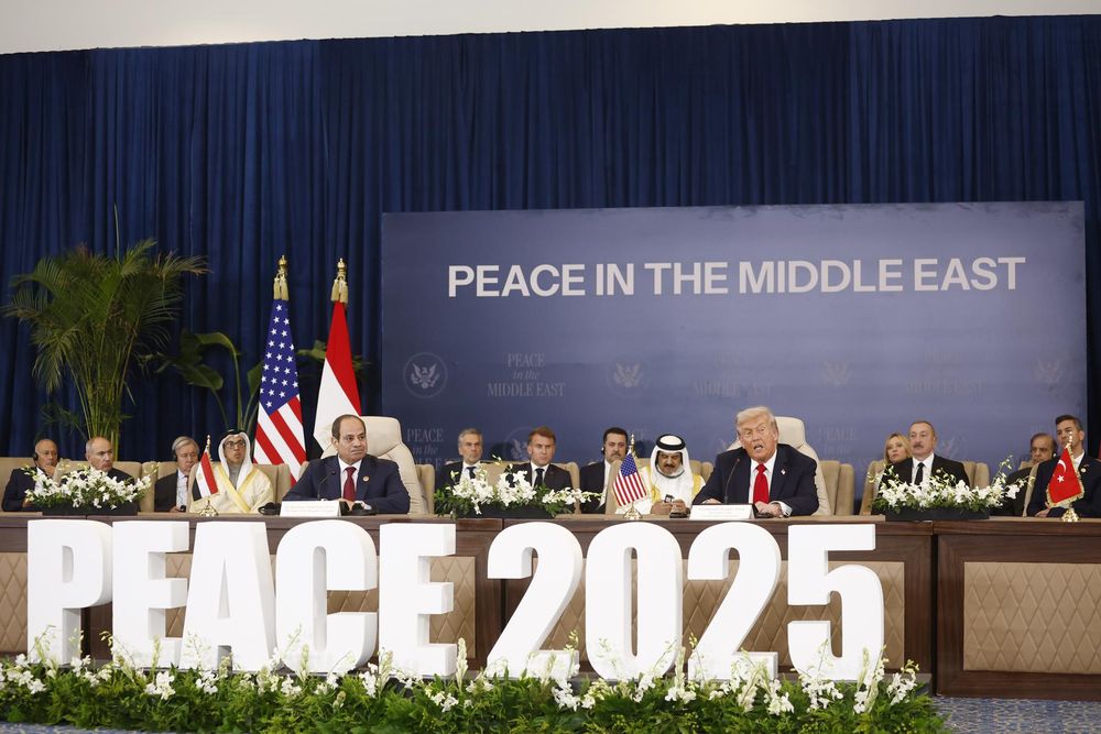 El presidente egipcio, Abdel Fattah al-Sisi (izq.), y el presidente estadounidense, Donald Trump (der.), asisten a la ceremonia de firma de la Cumbre de Paz de Gaza en Sharm el-Sheij.
