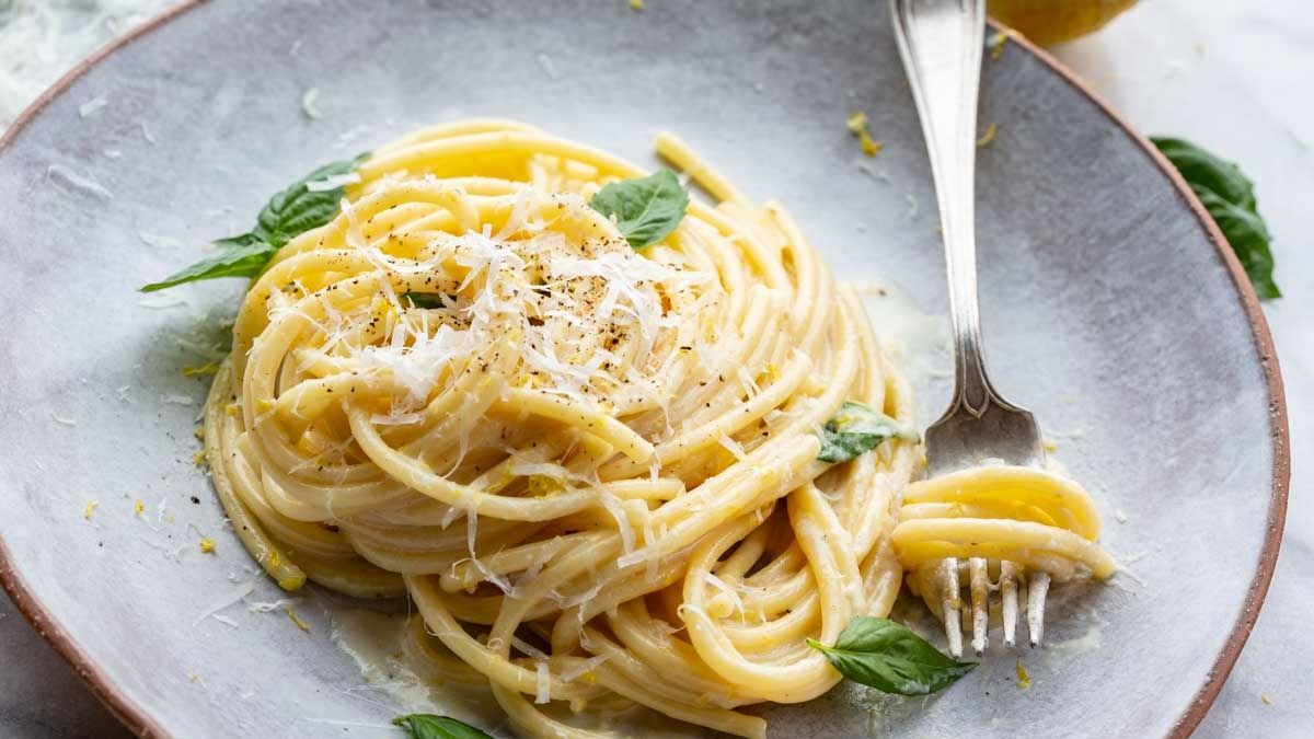 Spaghettis cremosos con limón y parmesano: fáciles, rápidos e irresistibles