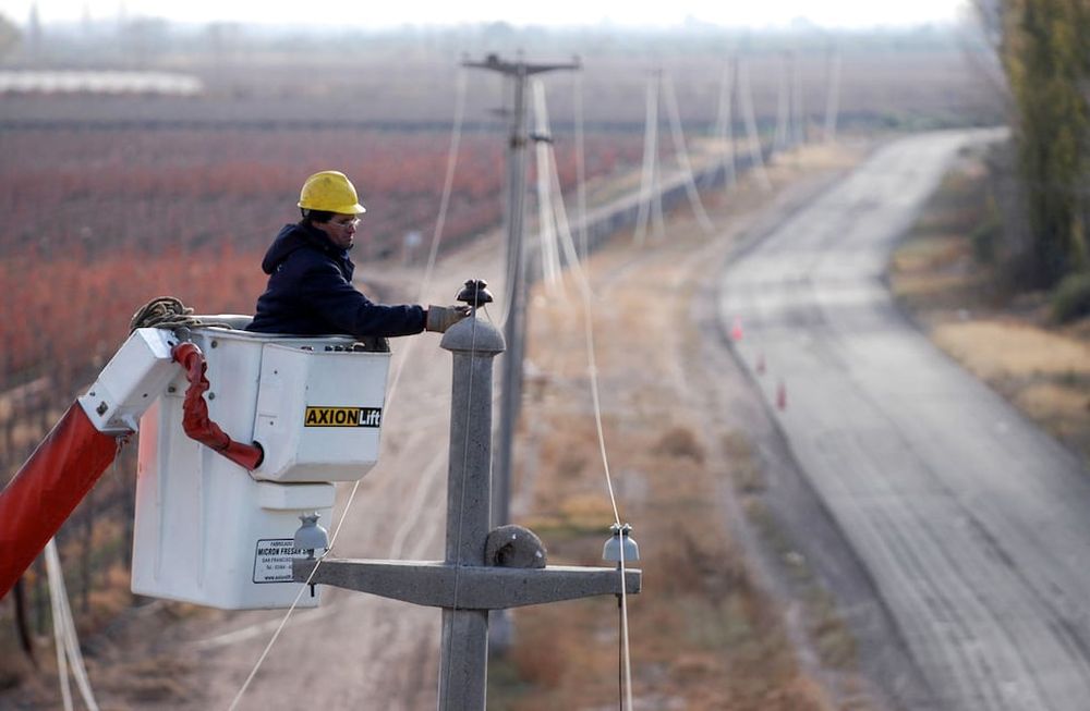 COOPERATIVA ELECTRICA ALTO VERDE DE SAN MARTIN, PERMANENTEMENTE TIENE QUE HACER TRABAJOS DE REPOSICION DEL CABLEADO ELECTRICO EN LAS ZONAS RURALES  POR LOS ROBOS QUE SUFREN A DIARIO, EN LA FOTO : OPERARIOS DE LA COOP, TRABAJANDO EN LA REPOSICION DE LOS CABLES