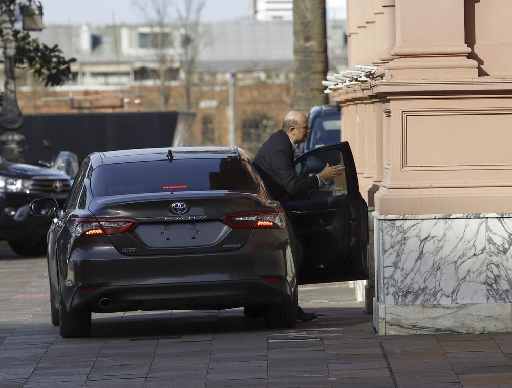 El ministro de Desregulación y Transformación del Estado, Federico Sturzenegger, ingresa a la Casa Rosada. Donde tendrá una runión con el presidente Javier Milei, en el Salón Eva Perón de la Casa Rosada.&nbsp;