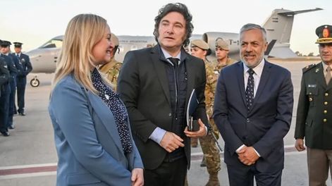 El gobernador Alfredo Cornejo y la vicegobernadora Hebe Casado junto al presidente Javier Milei, en su última visita a Mendoza  