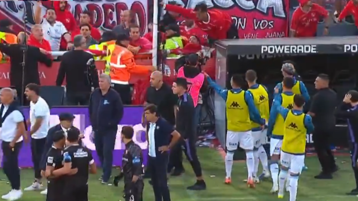 Incidentes entre hinchas de Independiente de Avellaneda y el banco de Racing Club