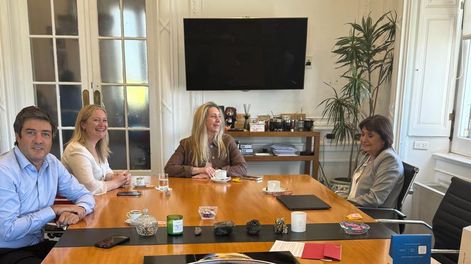 Karina Milei, junto a la vicegobernadora Casado, la ministra Patricia Bullrich y el secretario legislativo Pablo Priore.