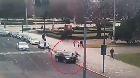 Los Andes | El hombre impactó contra las dos mujeres que trabajaban en la calle - Captura de video