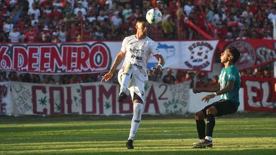 Fútbol Federal A. El goleador paraguayo, Pablo Palacios Alvarenga hizo doblete en su debut en Huracán Las Heras, que derrotó a Estudiantes de San Luis, en la primera fecha del torneo. Foto: José Gutierrez / Los Andes