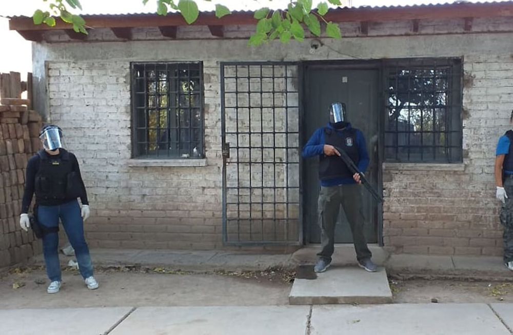 Los operativos policiales apuntan muchas veces a quioscos barriales dedicados al narcomenudeo. Llegar al mayorista es mucho más difícil.  / Los Andes