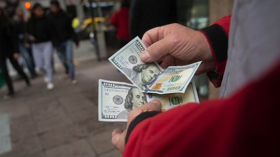 En el mercado informal aseguraron que costó mucho encontrar ahorristas dispuestos a vender dólares sin importar la cotización de ese momento.