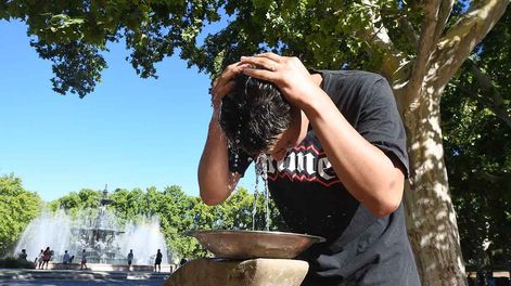 Tras un sábado de mucho calor en Mendoza, se espera el ingreso de un refrescante frente frío.Matias se refresca en la zona de la fuente de los continentes en el parque General San MartínFoto: José Gutierrez / Los Andes