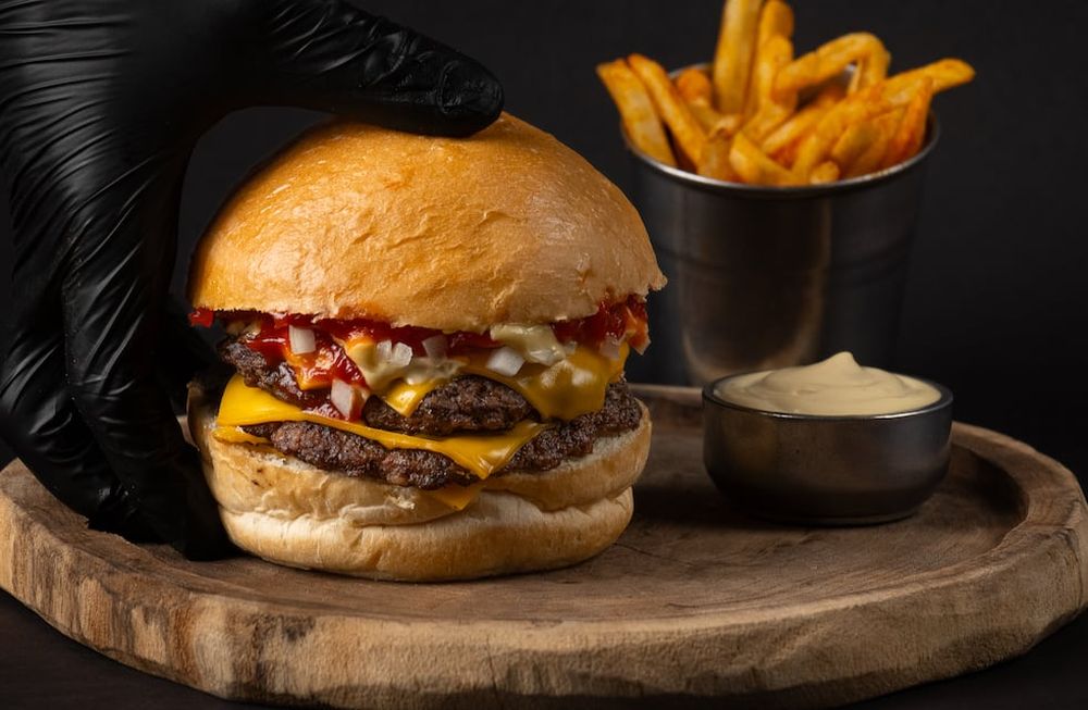 Griollo te espera con sus deliciosas hamburguesas a la parrilla con un toque ahumado