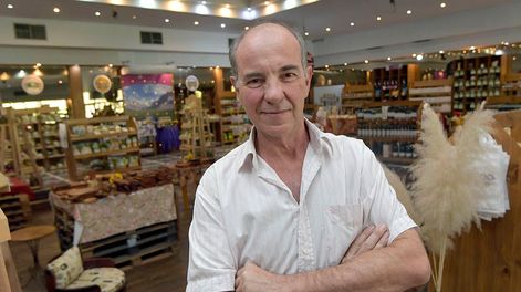 Sergio Patta es el presidente de Cuyo Aromas, una empresa que produce más de 10 toneladas mensuales de especias, aromáticas, frutos secos, miel y más. - Foto: Orlando Pelichotti