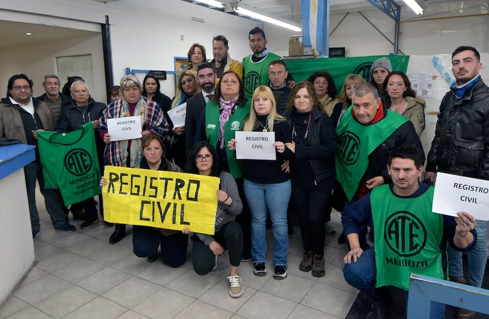 Protesta de ATE en Registro Civil del Gran MendozaLos empleados del Registro Civil y Archivo General de calle  Buenos Aires continúan con el paro desde hacen 52 días, sin atención al públicoFoto: Orlando Pelichotti / Los Andes