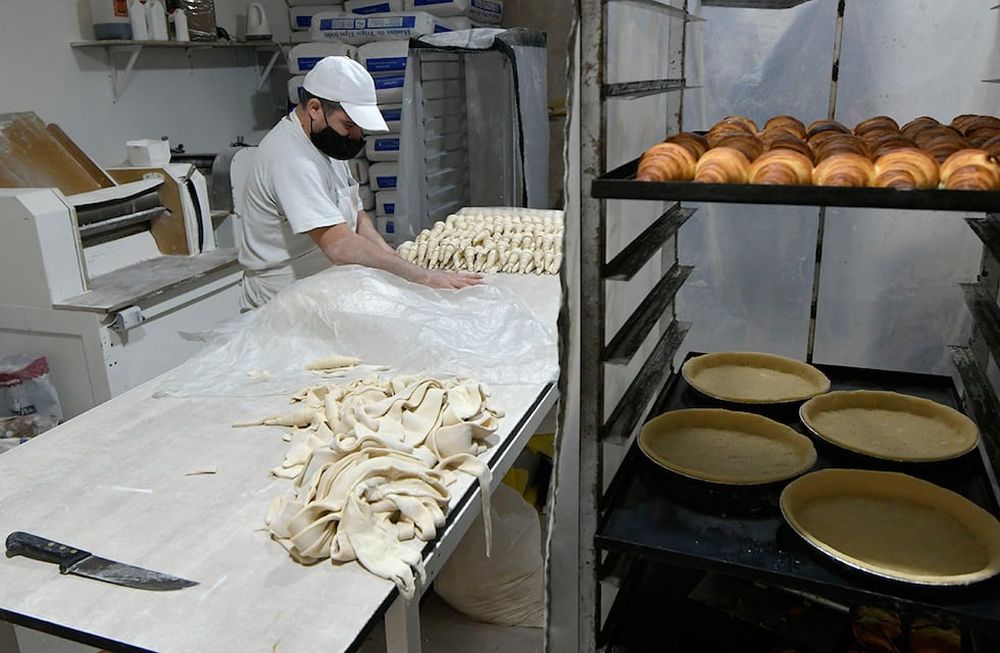 El rubro de los panaderos es uno de los que enfrenta serias dificultades para hacerse de los insumos básicos para elaborar. Foto Orlando Pelichotti/ Los Andes / Archivo.