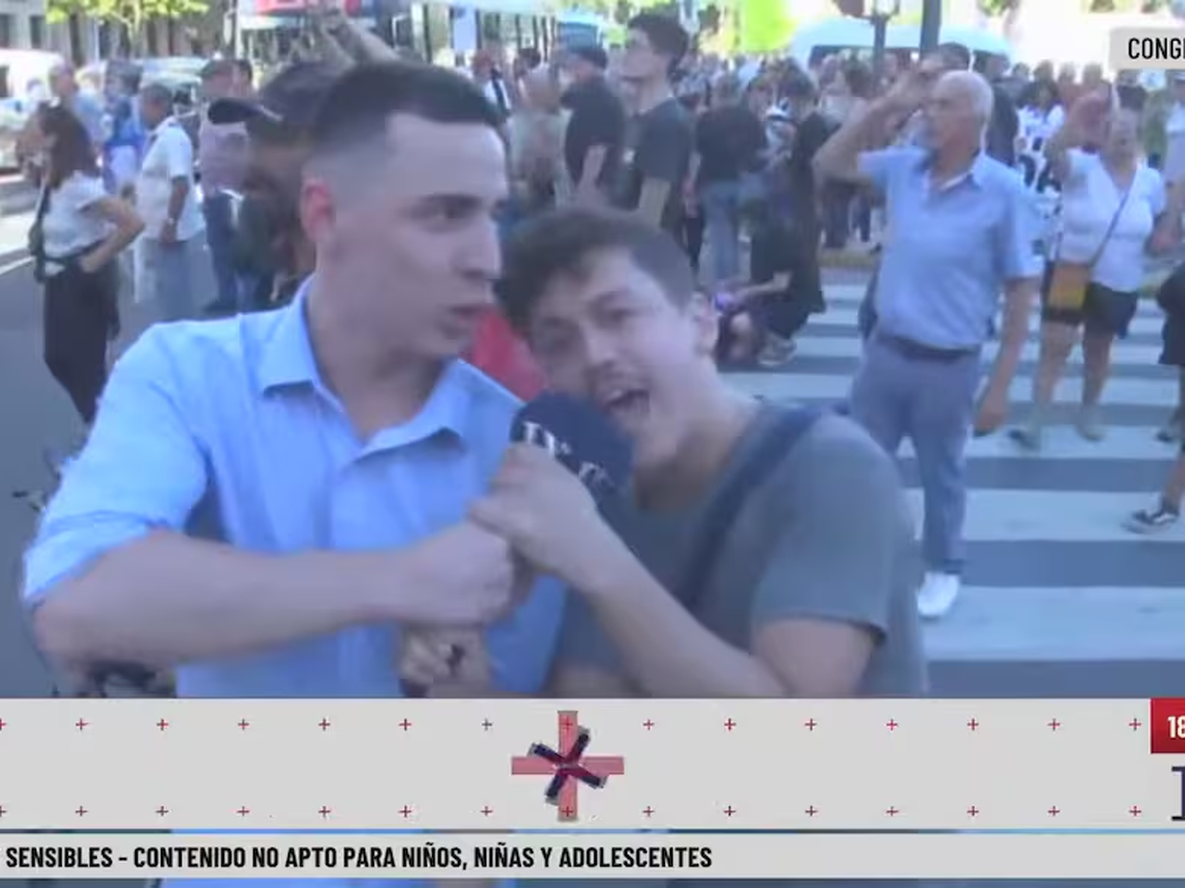 Un manifestante agredió a un movilero de LN+ en Congreso.