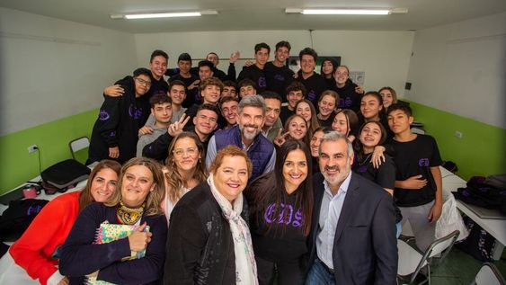 Ulpiano Suarez visitó el Colegio Tomás Alva Edison, pionero en robótica