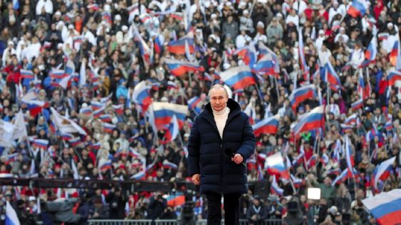 Putin justifica la invasión de Ucrania para evitar un genocidio durante un acto patriótico (AP)