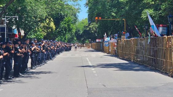La calle Patricias Mendocinas, con la Policía de un lado y los manifestantes detrás de un vallado. Foto: Ramiro Gómez.