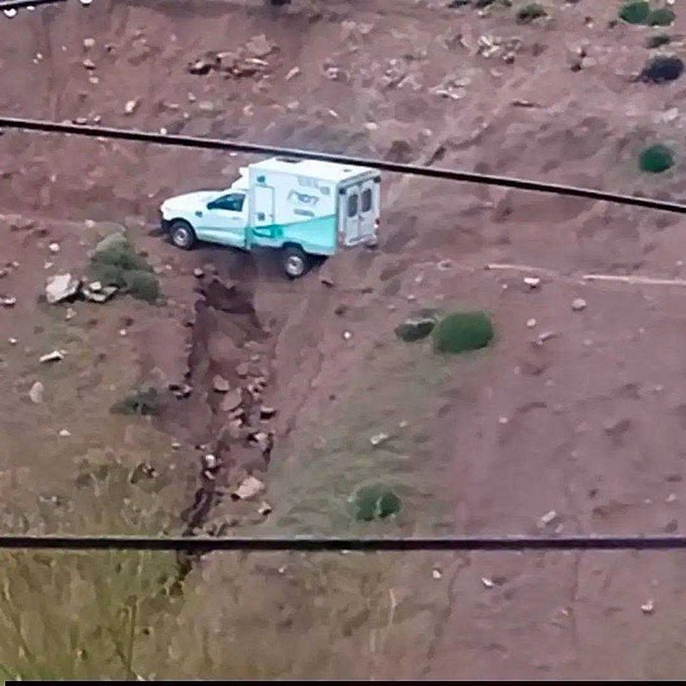 Neuquén: rescataron una ambulancia que quedó al borde de un precipicio por las lluvias.