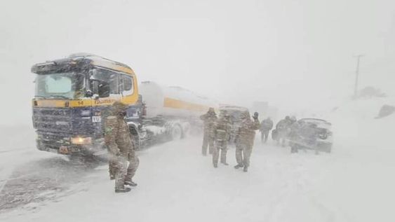 El paso fronterizo que une el país andino con Mendoza permanecerá cerrado debido a las intensas nevadas en el área cordillerana, según informaron carabineros.