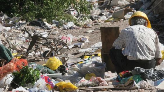 La pobreza bajó en el tercer trimestre de 2025, según la UCA