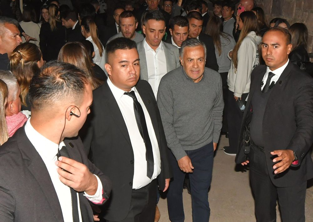 Así fue la llegada del gobernador Alfredo Cornejo al teatro griego Frank Romero Day.