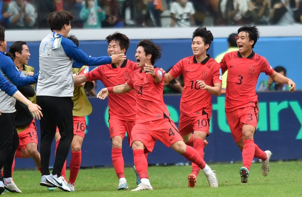 Choi Seok-hyun (4), celebra con sus compañeros tras anotar el gol de la victoria 1-0 ante Nigeria en los cuartos de final del Mundial Sub20, el domingo 4 de junio de 2023 en Santiago del Estero, Argentina.(AP Foto/Gustavo Garello)