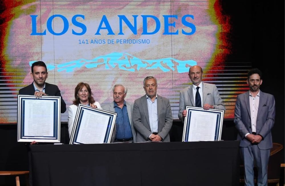 Tadeo García Zalazar (ministro de Educación, Cultura, Infancias y DGE), Esther Sánchez (rectora UNCuyo), Miguel Títiro (periodista Los Andes), Alfredo Cornejo (gobernador de Mendoza), Rodolfo Vargas Arizu (ministro de Producción) y Pablo Dellazoppa (director de contenidos de Los Andes) / Los Andes
