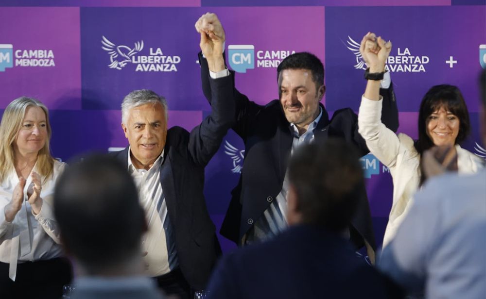 El candidato a diputado nacional de La Libertad Avanza, Luis Petri, junto al gobernador Alfredo Cornejo, la vicegobernadora Hebe Casado y su compañera de lista, Pamela Verasay. 