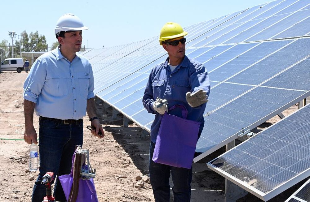 Estudio y manos a la obra: terminaron un curso de instalación de paneles e hicieron las prácticas en el Parque Solar