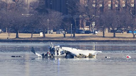Los equipos de rescate buscan los restos de un avión comercial que chocó con un helicóptero militar, en Washington, DC, EE.UU., el 30 de enero de 2025.. EFE/EPA/JIM LO SCALZO
