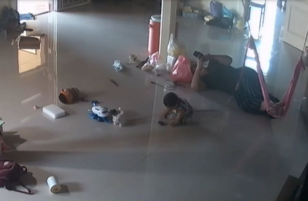 El pequeño no se percató de que la criatura venenosa se estaba acercando hacia él. Sin embargo, su madre sí vio al animal y salvó la vida de su hijo