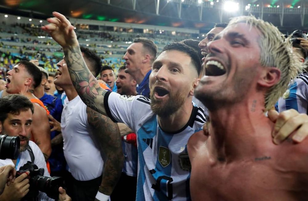 Lionel Messi y Rodrigo de Paul celebran el triunfo de Argentina sobre Brasil en las eliminatorias hacia el Mundial 2026. Nuestra Selección atraviesa un momento espectacular.