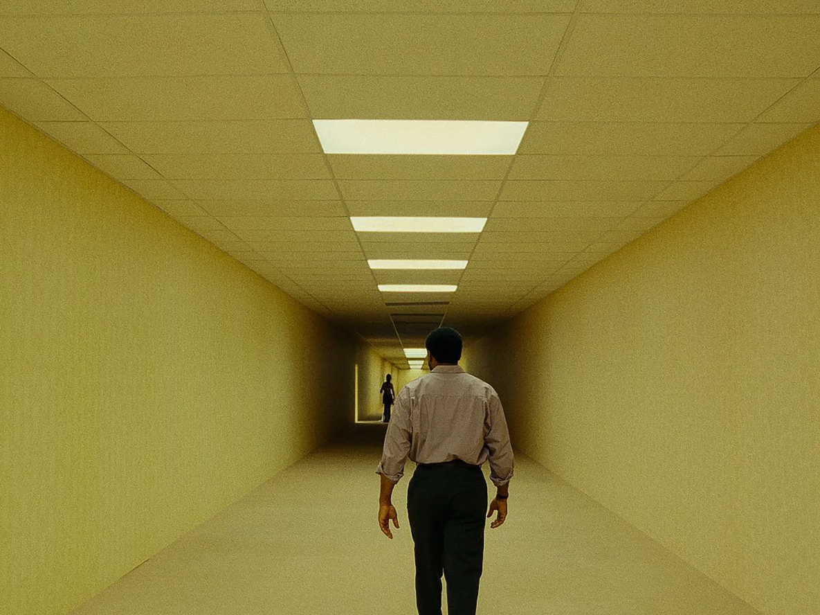 Qué son los espacios liminales, el fenómeno de internet que inspiró Backrooms la película lider en cines.