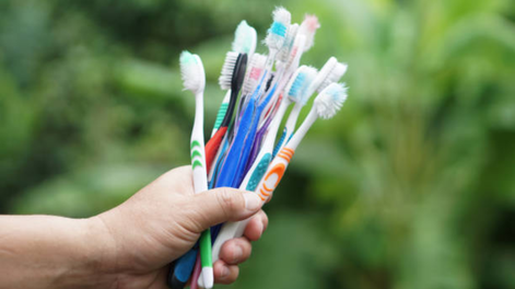 No solo para los dientes: el cepillo viejo sirve para pintar, limpiar calzado y hasta retocar el pelo.